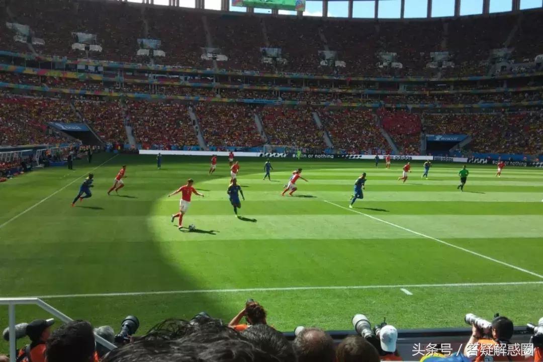 港人一年*球赌**花5000亿!支撑你熬夜看世界杯的是爱,还是……