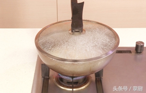 铁锅炖鱼的最正宗的做法视频,东北铁锅炖鱼正宗做法