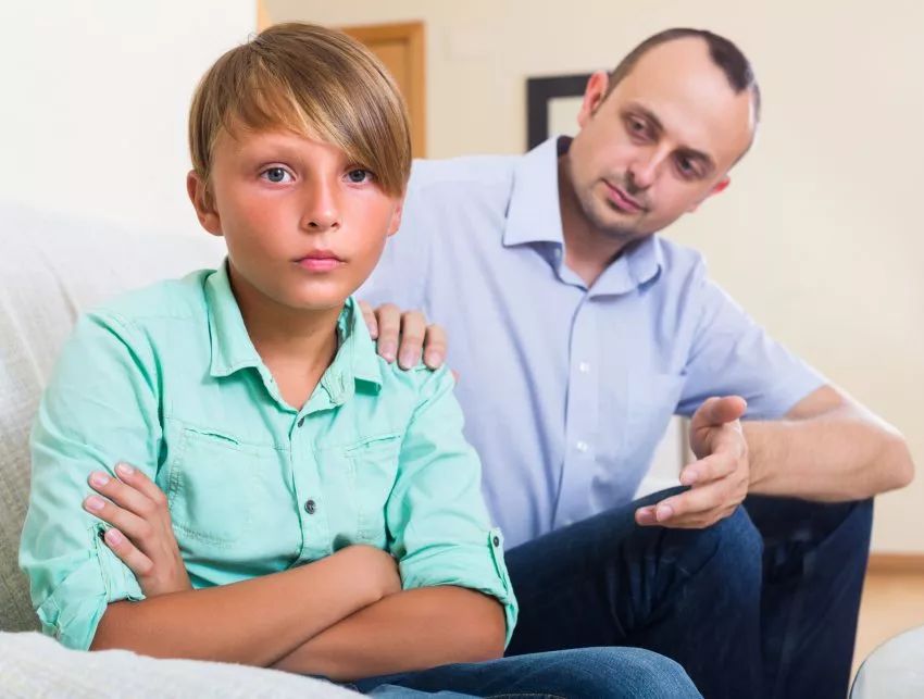 小孩爱生气不说话怎么办,孩子动不动大发脾气是精神疾病吗