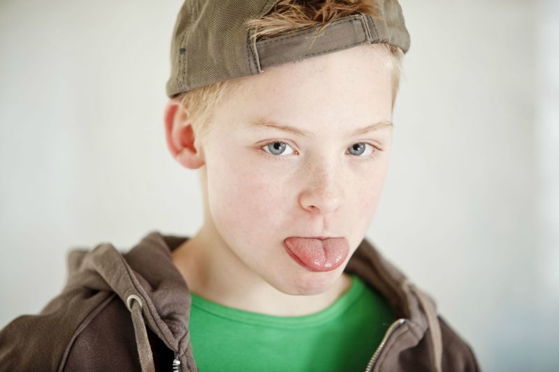 小孩爱生气不说话怎么办,孩子动不动大发脾气是精神疾病吗