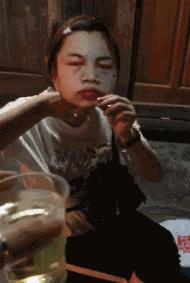 搞笑gif妹子什么都不用说了我认输,搞笑gif妹子你对自己有点自信了啊