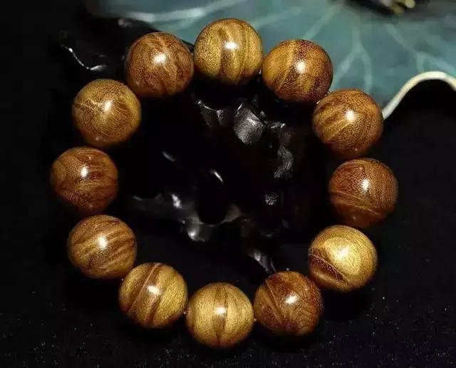 什么生肖适合戴什么手串,什么属相戴首饰