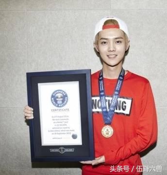 明星们也看世界杯？关晓彤为爱成足球队长，苏醒因梅西把头像变黑