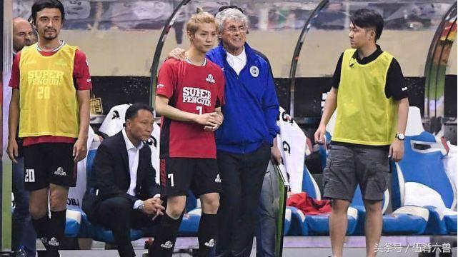 明星们也看世界杯？关晓彤为爱成足球队长，苏醒因梅西把头像变黑