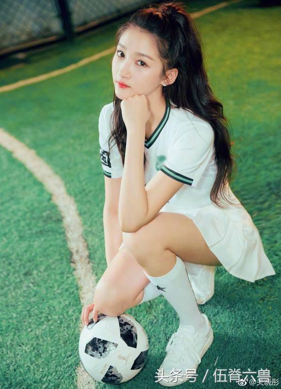 明星们也看世界杯？关晓彤为爱成足球队长，苏醒因梅西把头像变黑