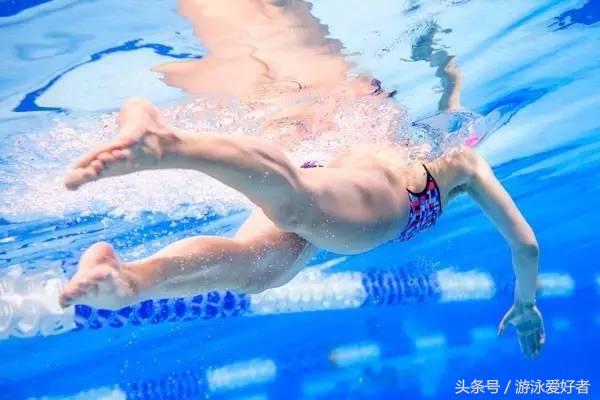 脚蹼的自由泳打腿方法与技巧,自由泳打腿如何找到鞭状感觉