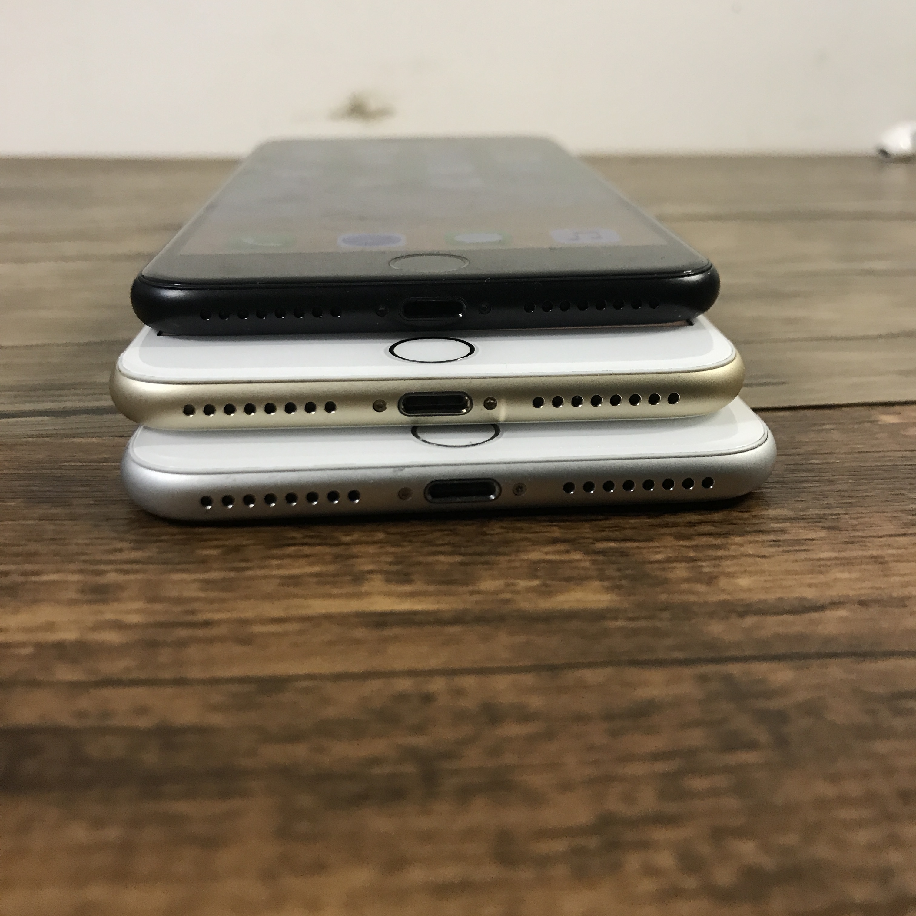 苹果7plus亮黑最新价格,一代机皇苹果7plus亮黑色