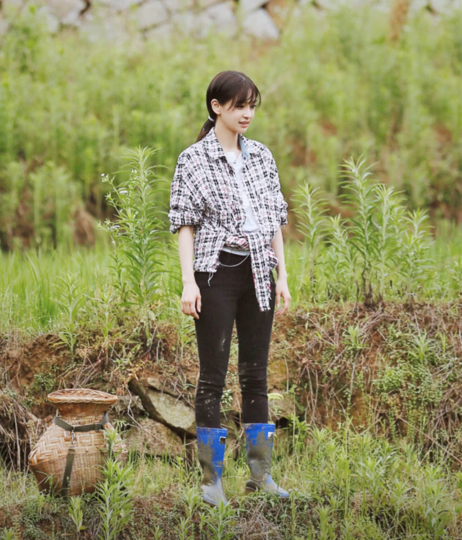 何炅穿2千元衣服插秧,何炅穿连体衣服