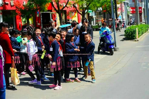 家长群“争奇斗艳”:3万多买的国外玩具,老师看到很无奈!