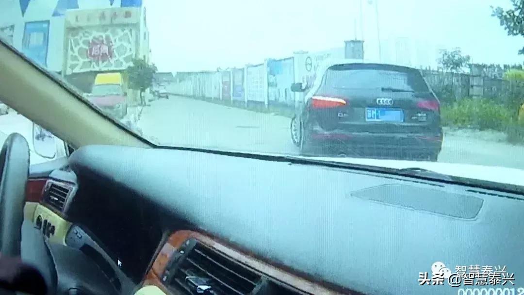 同样的违法行为，被警察罚了三次！这个泰兴人脖子上的金项链真粗