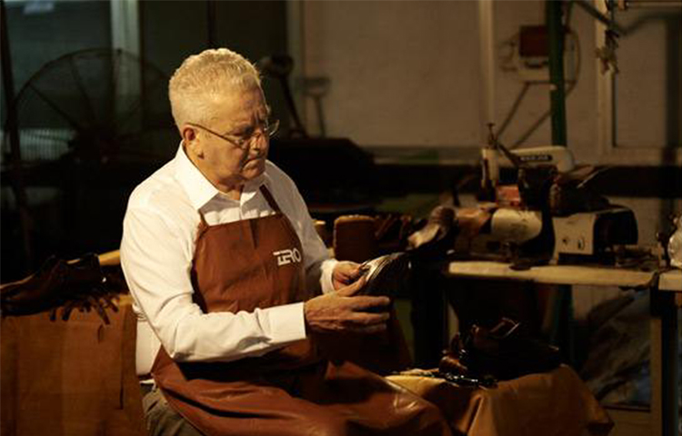 皮鞋褶皱处开裂怎么修复,皮鞋有褶皱教你一招立马焕然一新