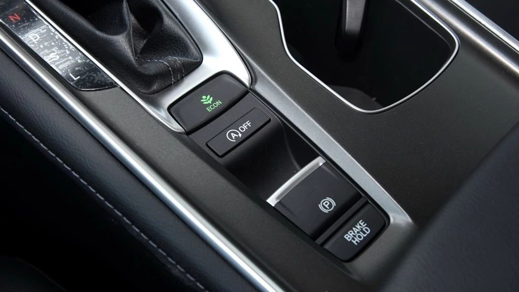 全新本田雅阁对比阿特兹！20万运动中型车该如何选择？