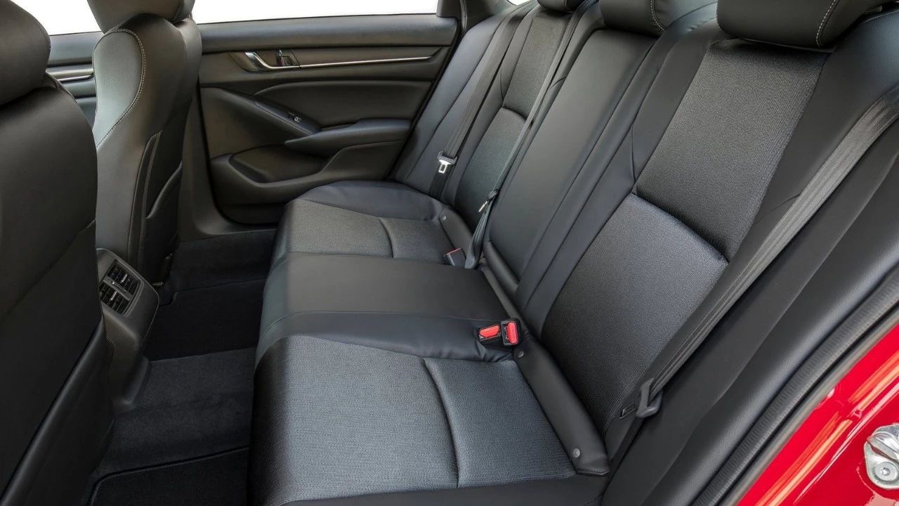 全新本田雅阁对比阿特兹！20万运动中型车该如何选择？