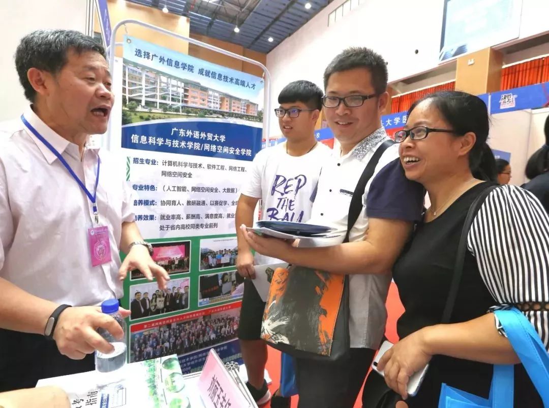 今天，东莞考生和家长都涌向这个地方，这是什么情况？