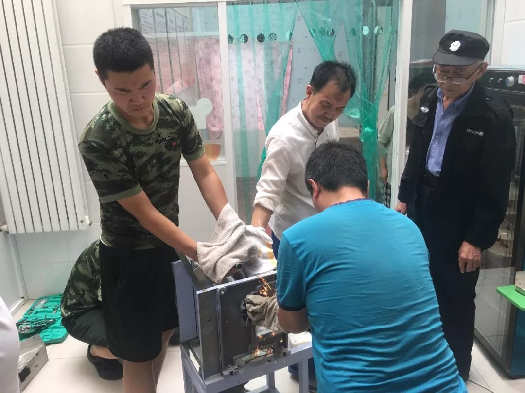 压面机卡手消防巧救援