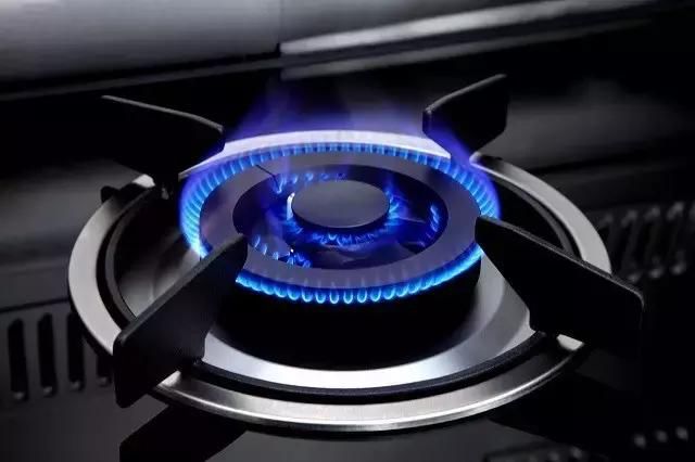 荒草起火消防员赶赴扑救,民房起火消防员疏散群众并救火