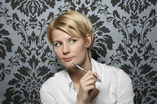 女生舔嘴唇心理学暗示什么,女生舔嘴唇有什么心理反应