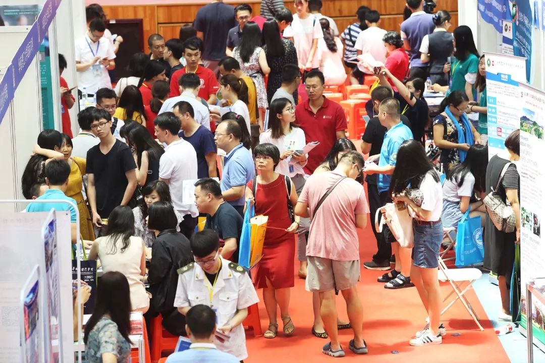 今天，东莞考生和家长都涌向这个地方，这是什么情况？