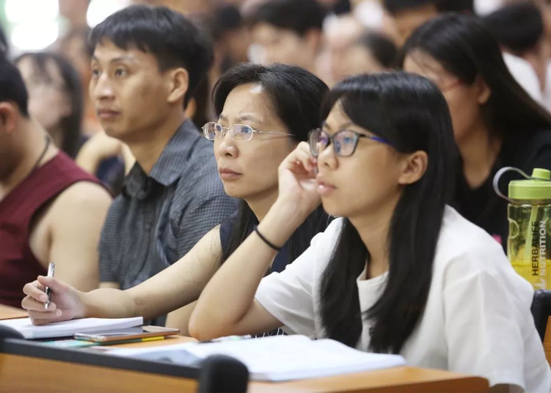 今天，东莞考生和家长都涌向这个地方，这是什么情况？