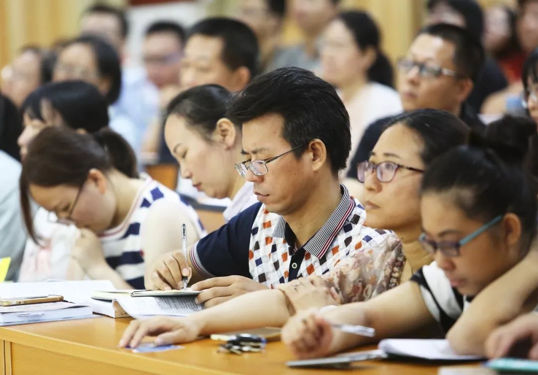 今天，东莞考生和家长都涌向这个地方，这是什么情况？