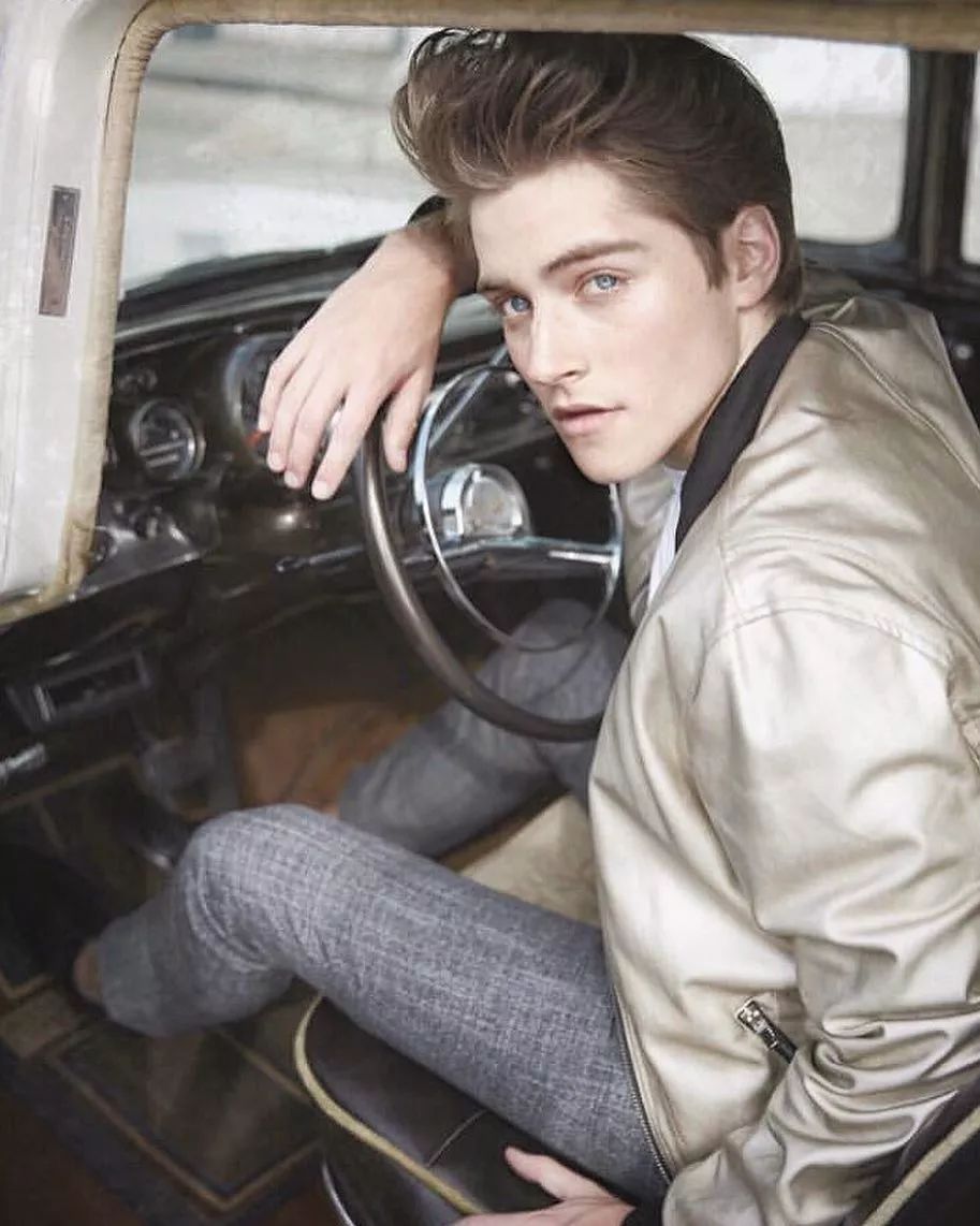 突然爆火男生,突然爆火的男孩是谁