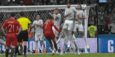 c罗的电梯球教学,c罗踢落叶球电梯球