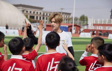 鹿晗有多爱足球,鹿晗足球赛水平怎么样啊