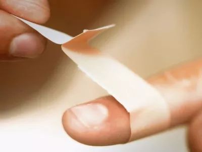 一男子小伤口烂成了“无底洞”!只因用错了这种东西……