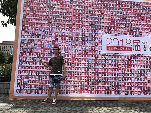 惊喜还是惊吓？大头照被铺满“毕业照片墙”，学生：太丑了