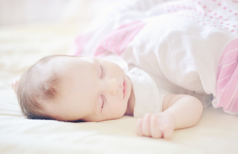 新生儿睡反觉到晚上哭闹怎么办,孩子把觉睡反了怎样才能纠正回来