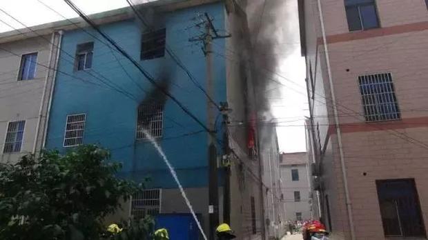 「公安新闻300秒」奶奶给孙子点了盘蚊香，赶走了蚊子却酿成了大祸……