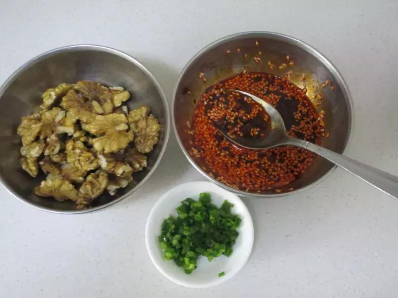 核桃仁和啥药炒一起能增强免疫力,核桃仁和花生仁一起吃吗