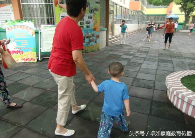 宝宝不爱去幼儿园每天哭闹怎么办,孩子刚上幼儿园哭闹不去怎么开导