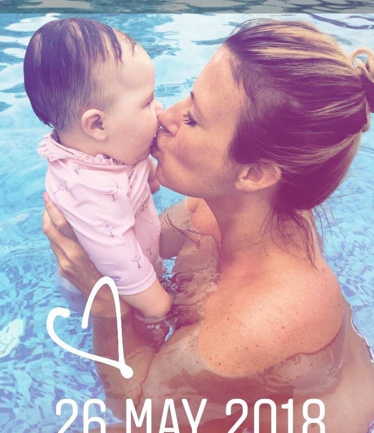 小贝乖巧可爱,小贝爱女小七最新萌照