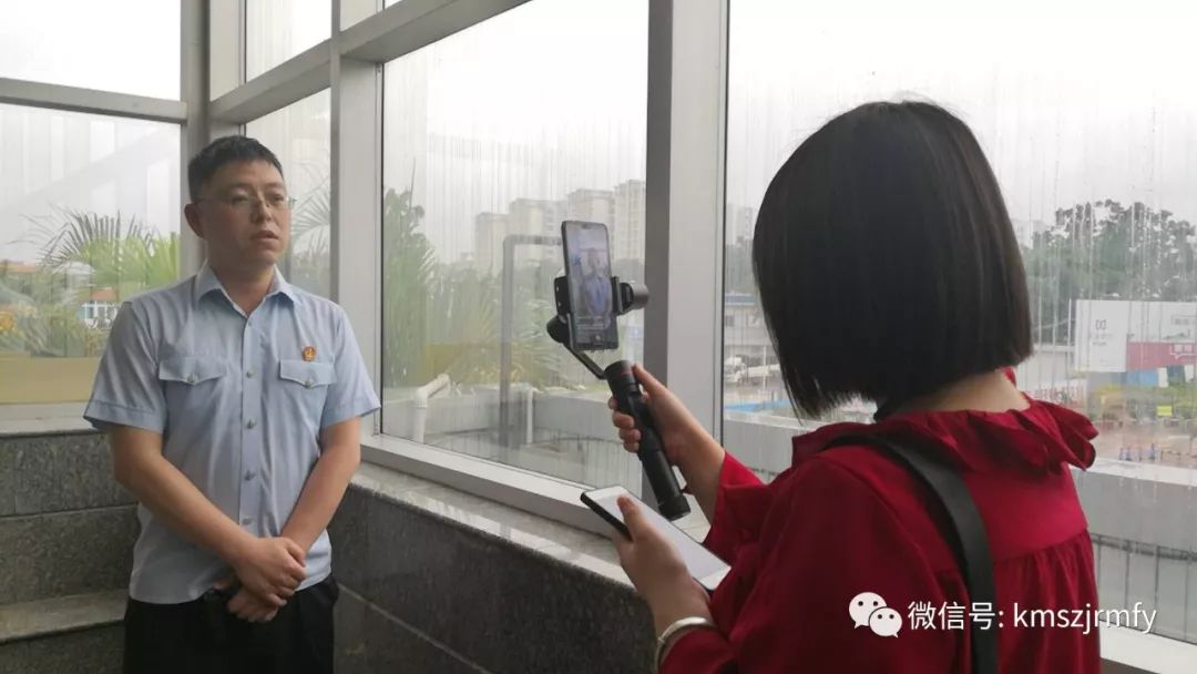 执行干警现场查封车,法院强制执行众人围观