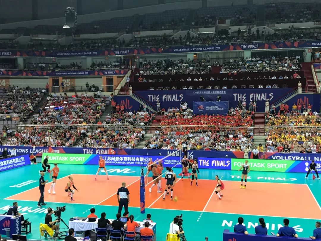 球迷热情迎接中国女排,球迷为中国女排加油