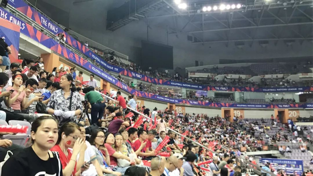 球迷热情迎接中国女排,球迷为中国女排加油