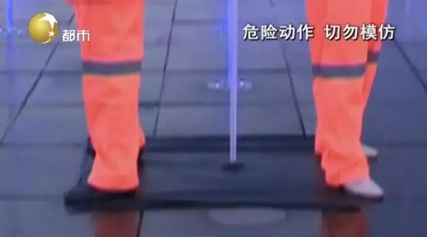 瞬间冲破身体！夏天很多孩子喜欢在这儿玩，家长注意了！