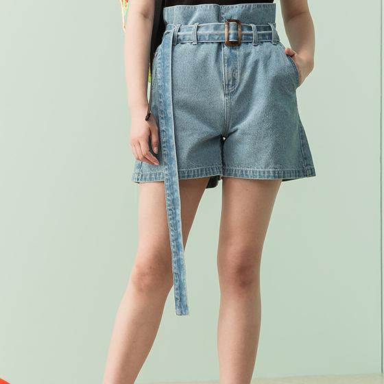 牛仔喇叭裤显腿长,显臀型的牛仔短裤