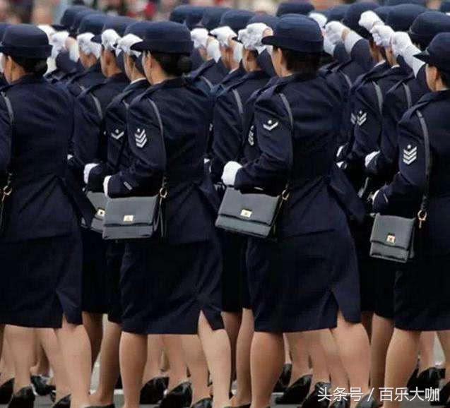 日本女兵为什么喜欢小背包,日本女兵背一个包包