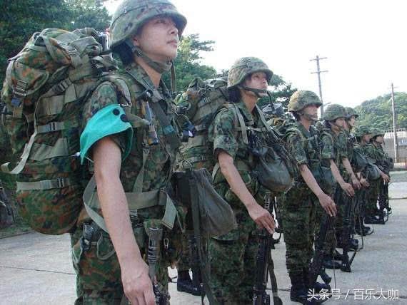 日本女兵为什么喜欢小背包,日本女兵背一个包包