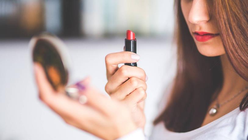 美妆博主碰杯,美妆博主种草兰蔻粉底液