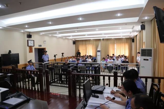 国家工作人员受贿6万元案例,行政领导贪污受贿400万判刑案例