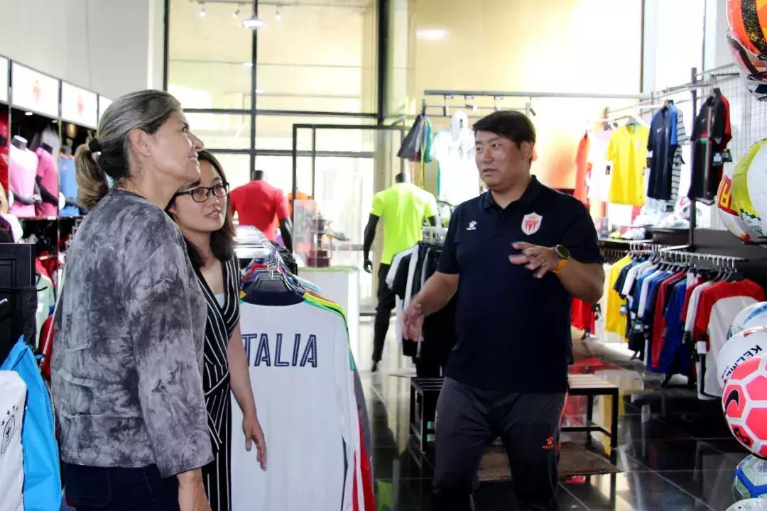 乌拉圭拉瓦耶哈省长考察皇家贝里斯足球俱乐部！