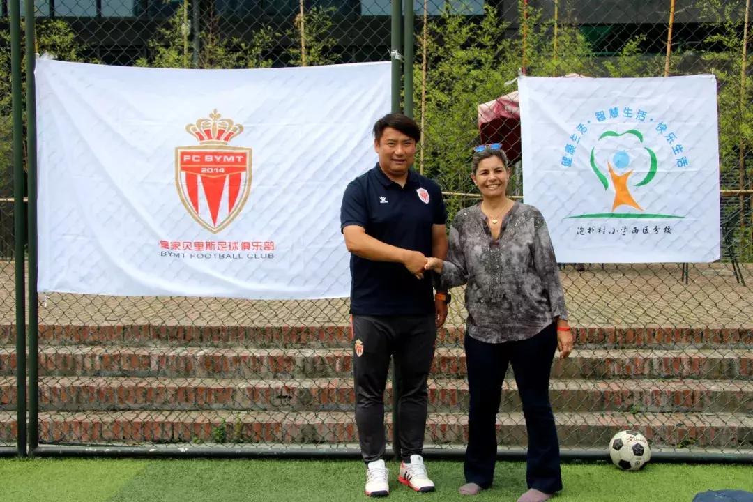 乌拉圭拉瓦耶哈省长考察皇家贝里斯足球俱乐部！