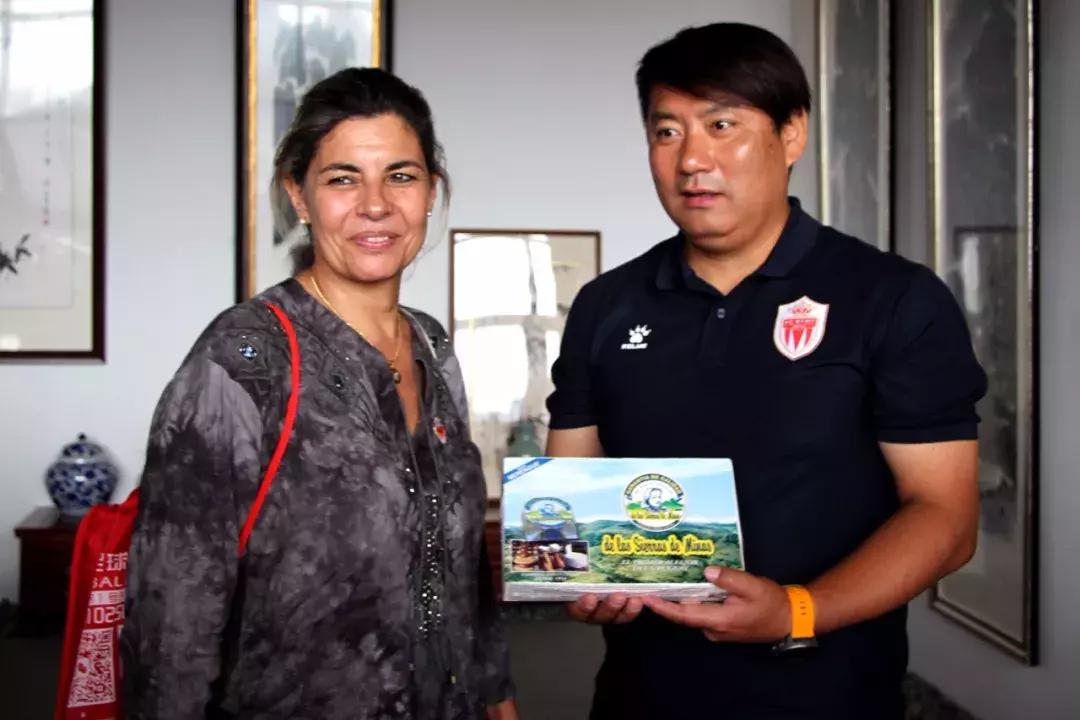 乌拉圭拉瓦耶哈省长考察皇家贝里斯足球俱乐部！