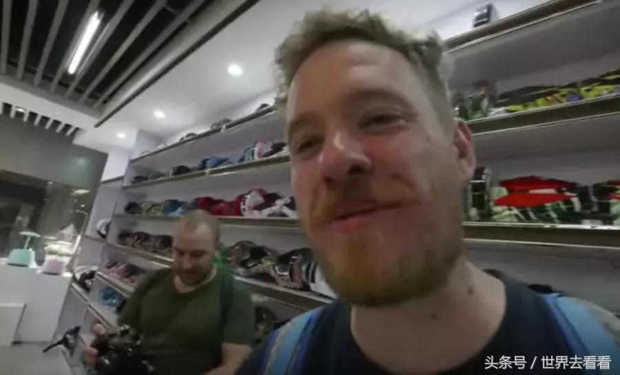 老外逛华强北组装苹果手机,外国人华强北组装苹果