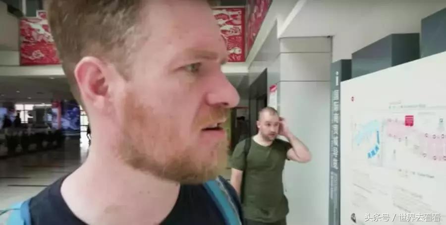 老外逛华强北组装苹果手机,外国人华强北组装苹果