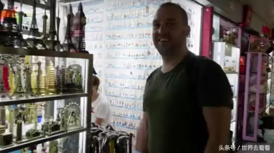 老外逛华强北组装苹果手机,外国人华强北组装苹果