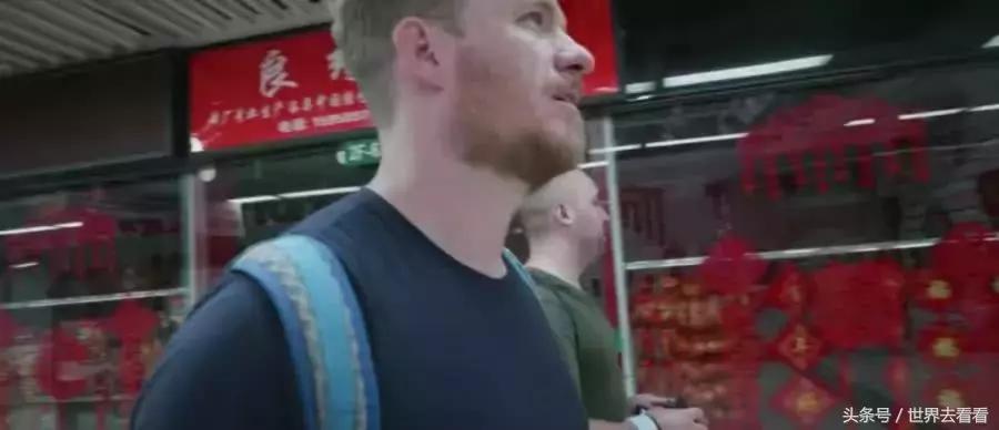 老外逛华强北组装苹果手机,外国人华强北组装苹果